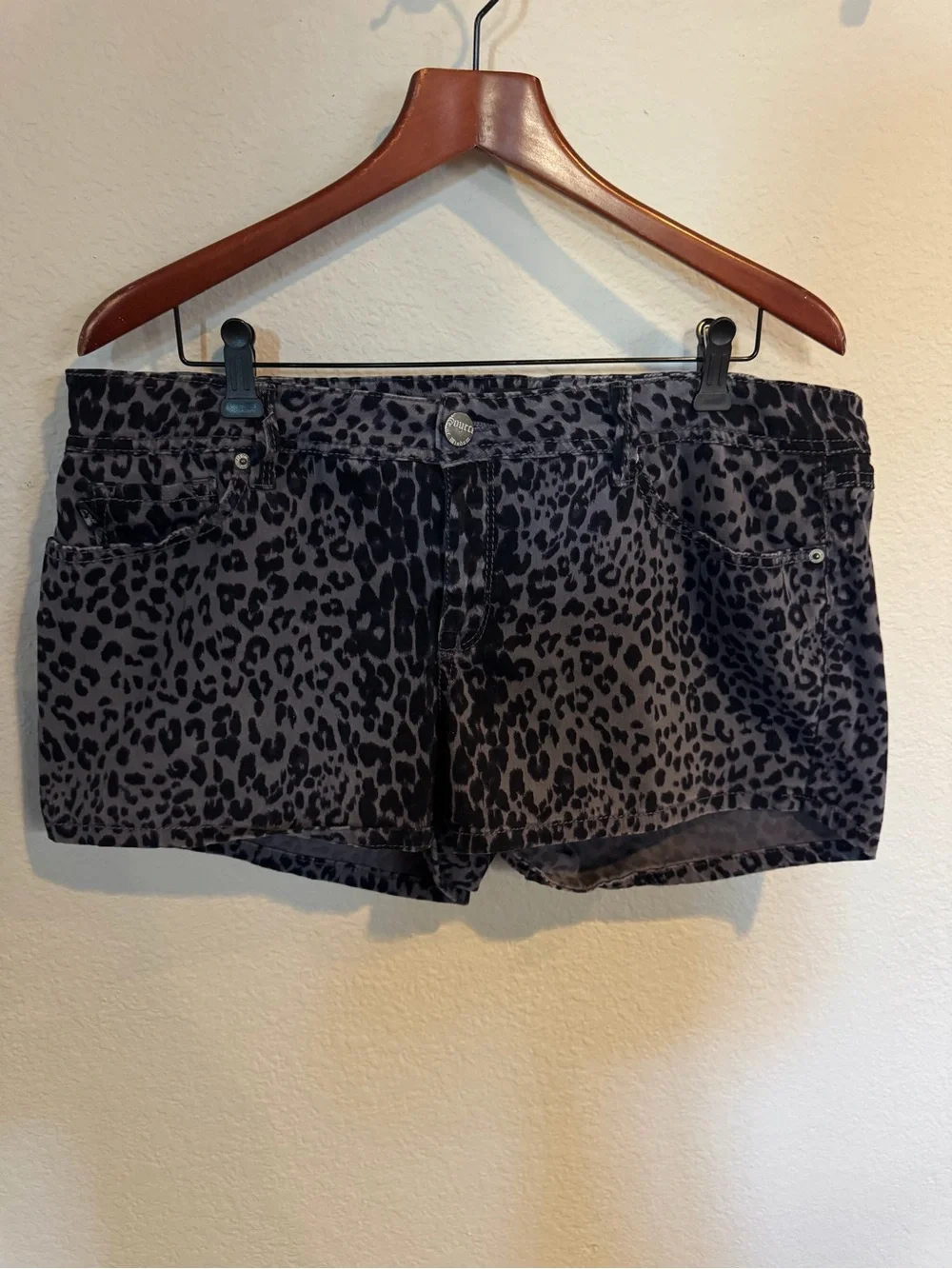 Source of Wisdom Women's Leopard Print Shorts - Gray 18